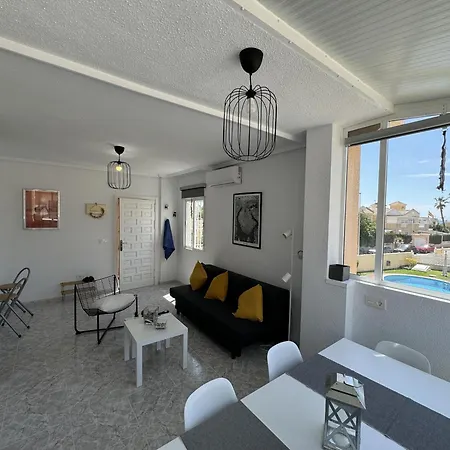 아파트 Mediterranean Breeze - Pool And Large Attic